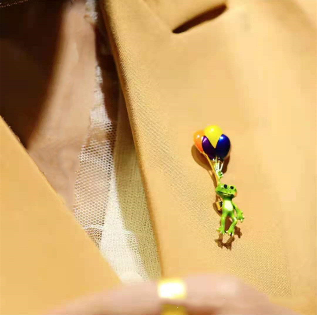 Vivid Frog Holding Colorful Ba - đánh giá và giá Embroidery Bali